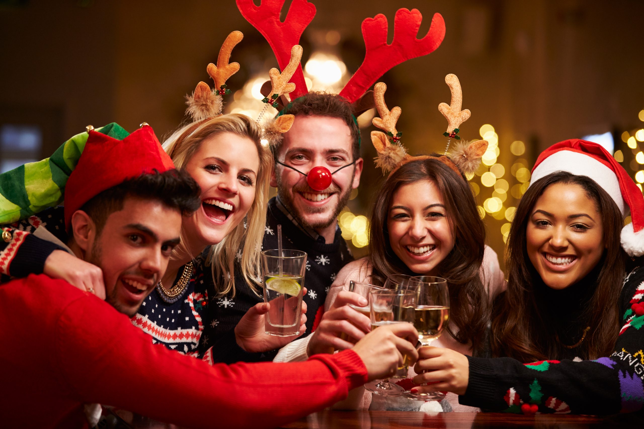 Group,Of,Friends,Enjoying,Christmas,Drinks,In,Bar